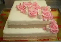 Tort piętrowy z kwiatami