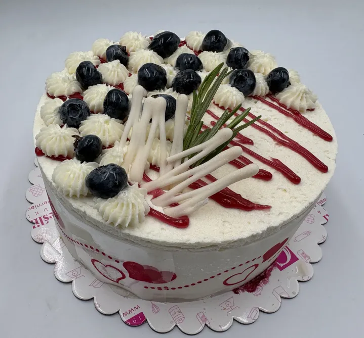 TORT bezowy jogurtowo-porzeczkowy