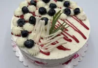 Tort bezowy jogurtowo-porzeczkowy