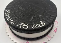 Tort w Kształcie Oreo
